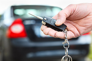 Auto locksmith tests keyfob after lock out